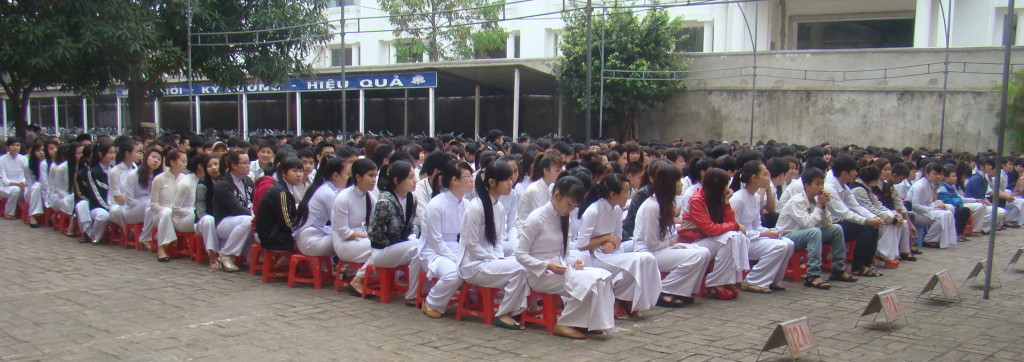 Học sinh trường PTTH Nguyễn Trãi chăm chú lắng nghe