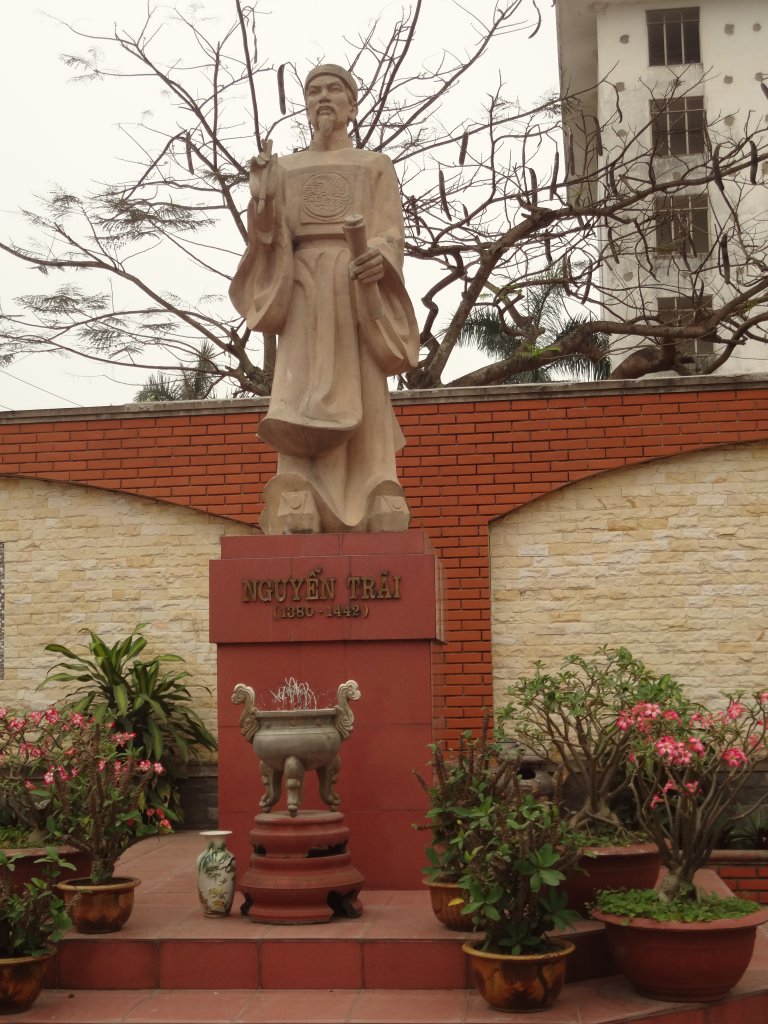 Tượng anh hùng dân tộc, nhà văn hóa Nguyễn Trãi